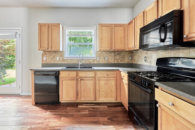 Building Photo - 4 bedroom house in Suwanee