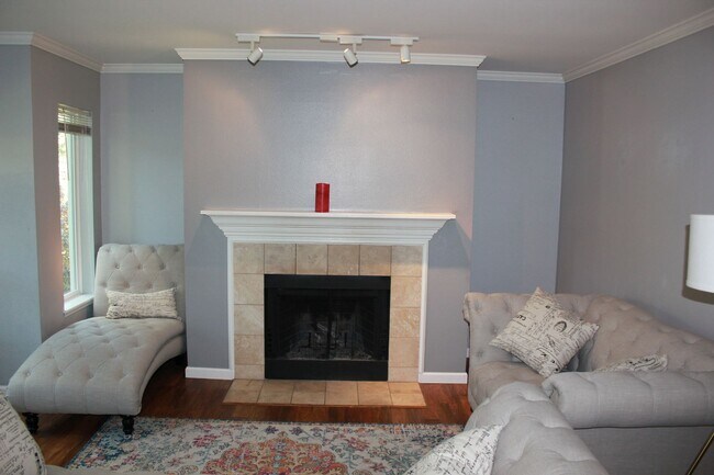 Building Photo - Gated Condo 2 bedroom 2 bath with no stairs!