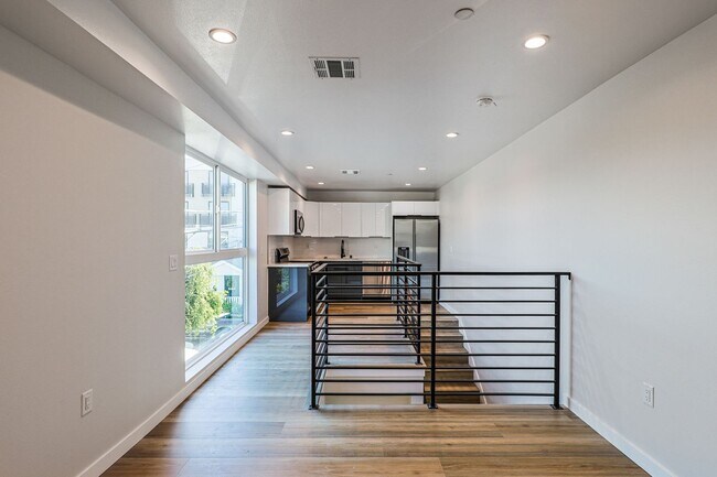 Building Photo - 2332 Carmona Ave