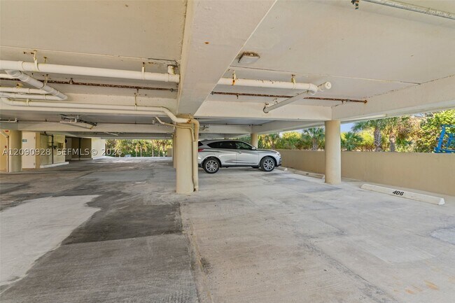 Building Photo - 669 NE Plantation Rd