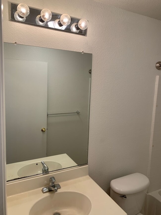 Building Photo - Beautiful 4 Bedroom 3 bath home in Merced!