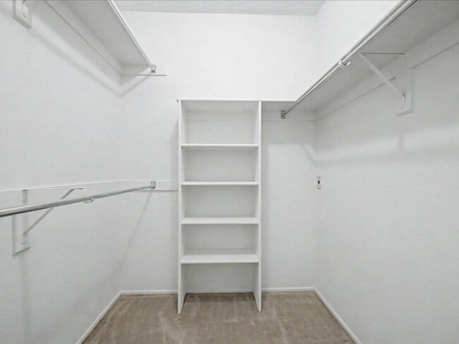 Building Photo - 2 Bedroom 2 Bathroom with Community Pool and Spa!