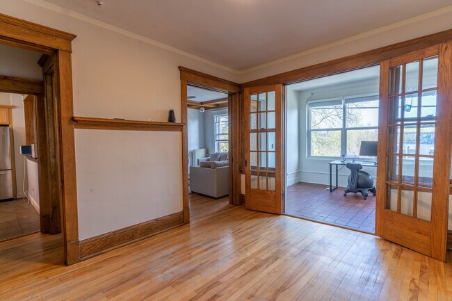 Building Photo - 1110 W 25th St