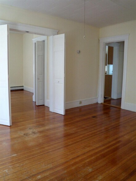 Building Photo - 25 Knapp St