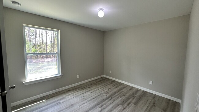 Building Photo - MOVE-IN SPECIAL: $500 off your first month's rent!