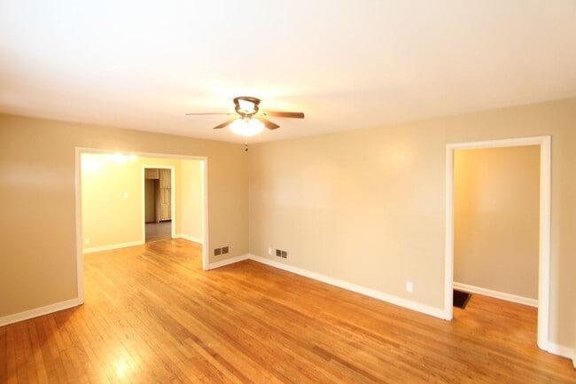 Building Photo - New On The Market! Cute! Cute! Cute! Better Hurry To See This One!!
