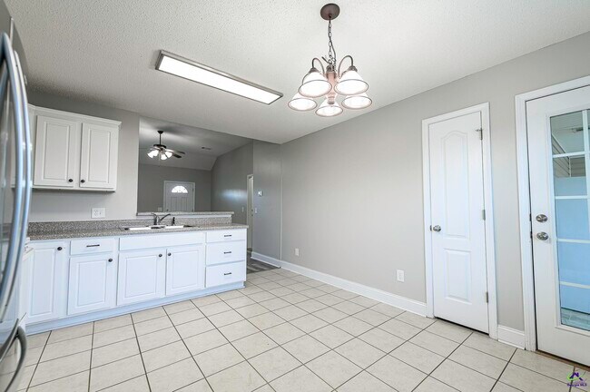 Building Photo - 307 Nile Ln