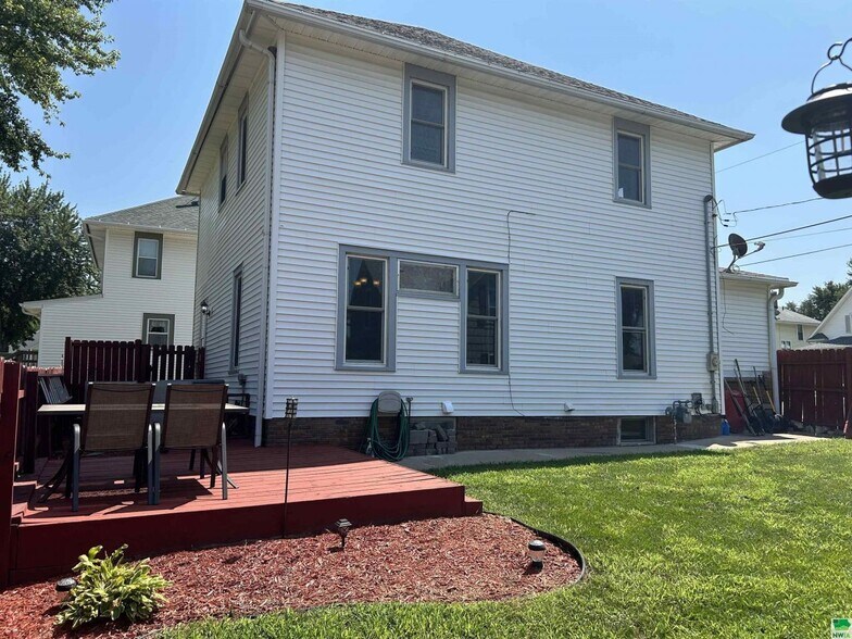 Building Photo - 3011 Dodge Ave