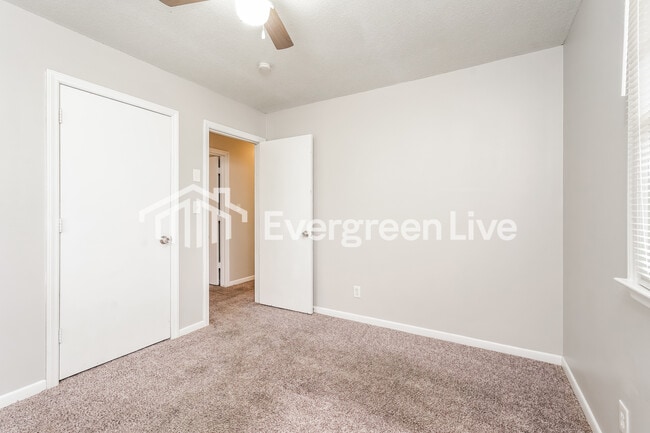 Building Photo - 1708 Cedrow Dr