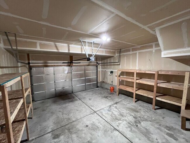 Building Photo - NEW CARPET & PAINT! Beautiful 3 Bedroom 2 ...