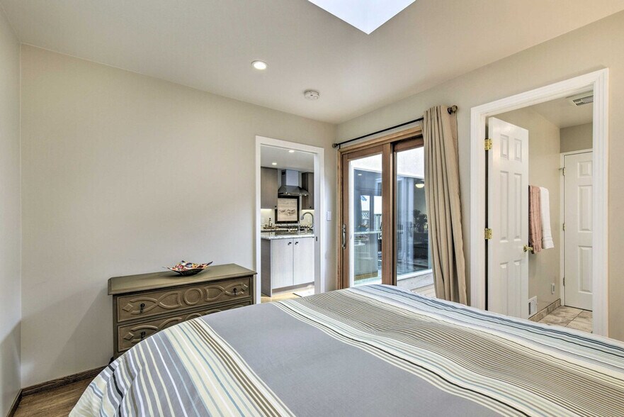 Building Photo - 2606 Bayview Dr