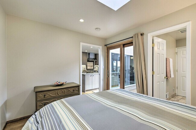 Building Photo - 2606 Bayview Dr