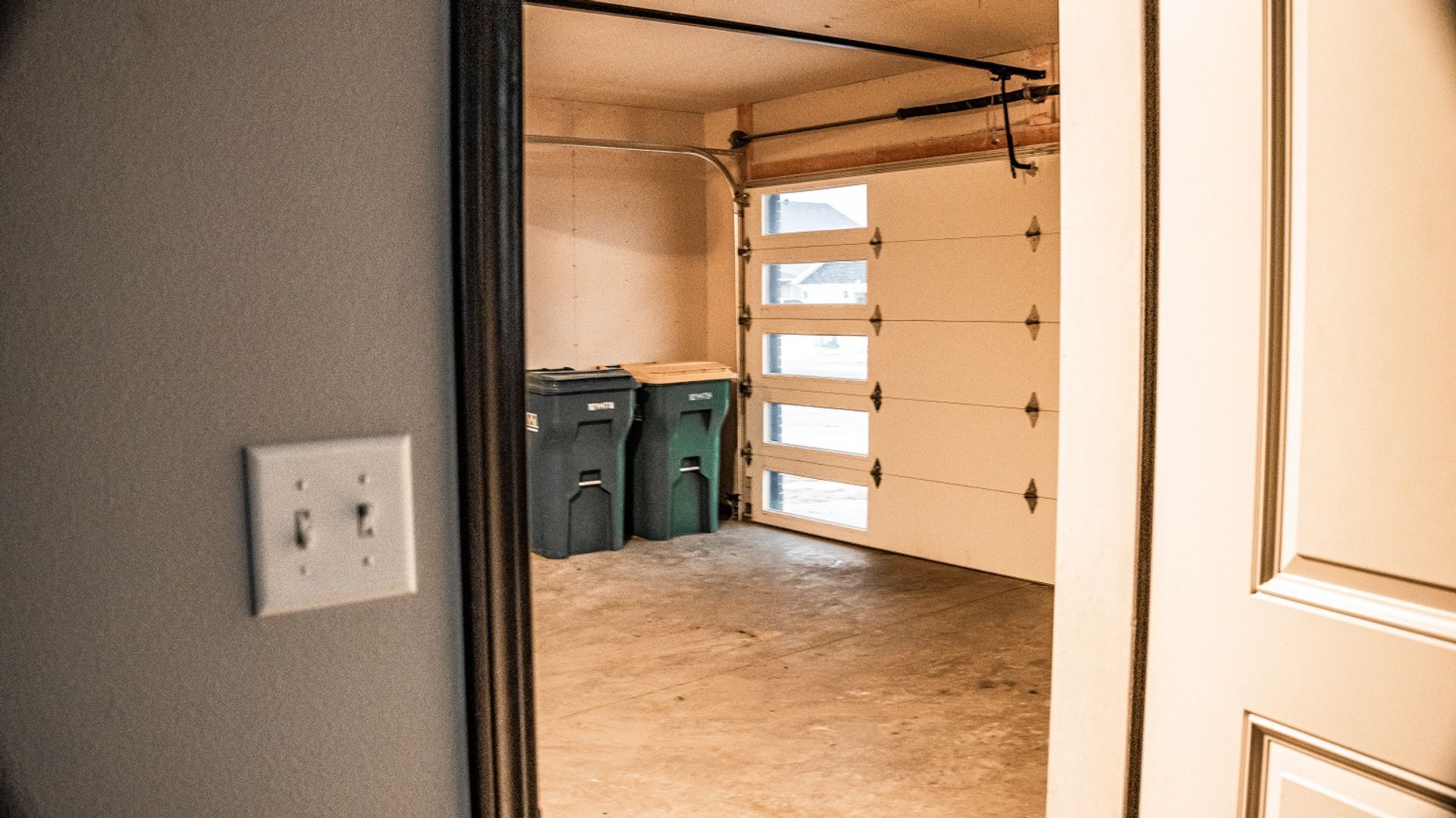 Building Photo - 6040 Kodiak Ln