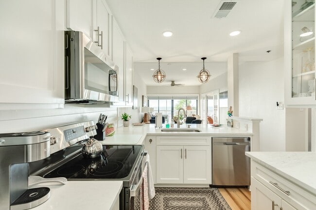 Building Photo - 7700 Seawall Blvd