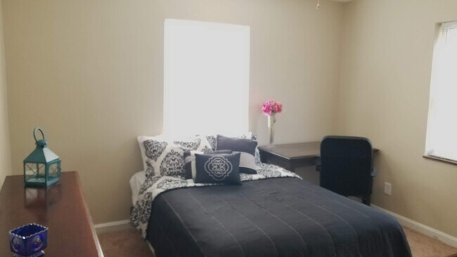 Building Photo - 4344 Clifford Rd