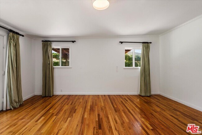 Building Photo - 627 26th St