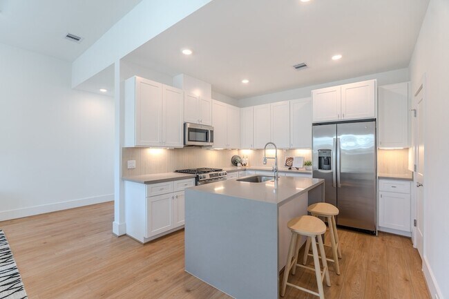 Building Photo - 7613 Victory Reserve St