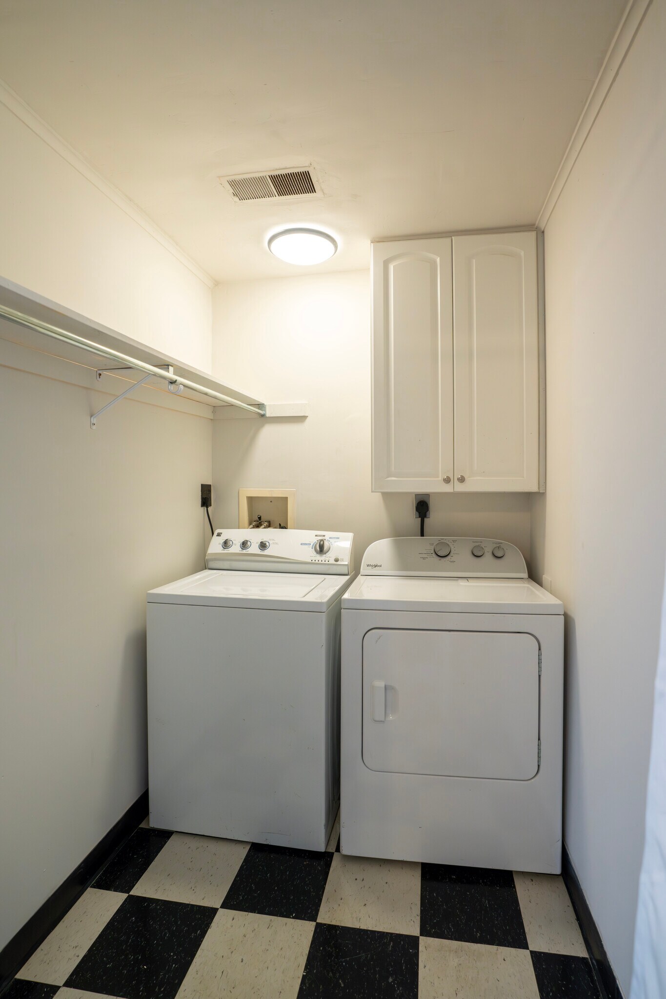 Building Photo - 137 W 9th St