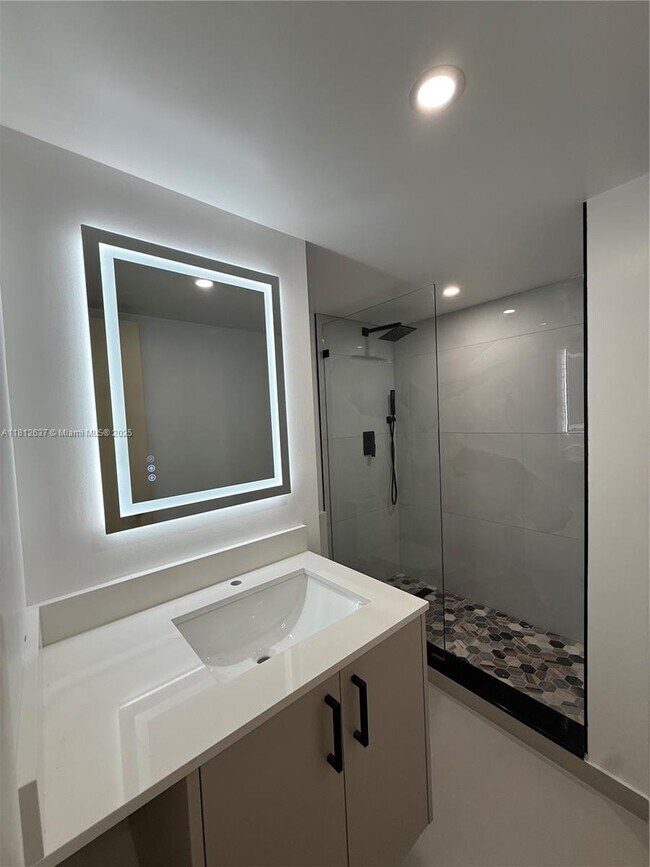 Building Photo - 14293 Kendale Lakes Cir