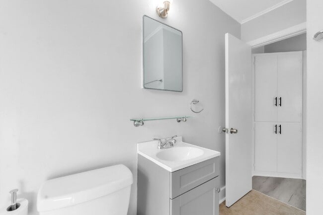 Building Photo - Newly renovated 2 BR / 1 BA Duplex in hear...