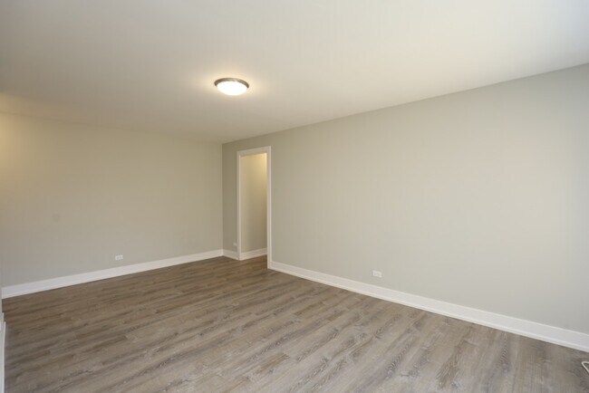 Building Photo - 533 W Surf St
