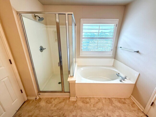 Building Photo - 842 Windhurst