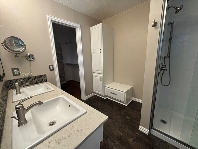Building Photo - 3300 Wells Dr