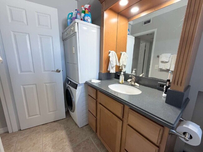 Building Photo - "Charming 1-Bedroom Condo Retreat in Dunedin's Heart - Cozy, Convenient & Inviting!"