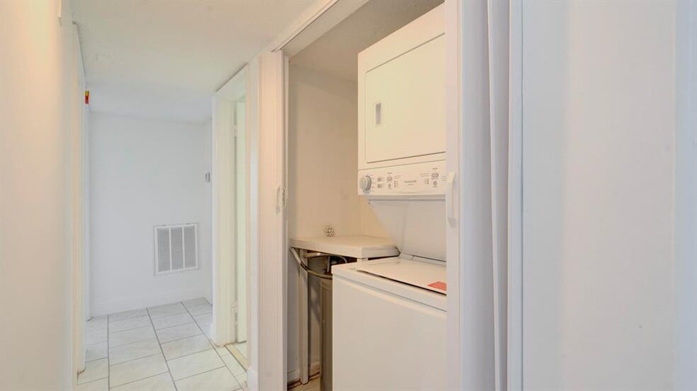 Building Photo - 3201 Coral Ridge Dr