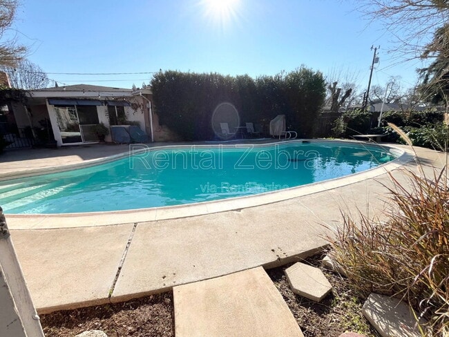 Building Photo - 687 Vallie Ct