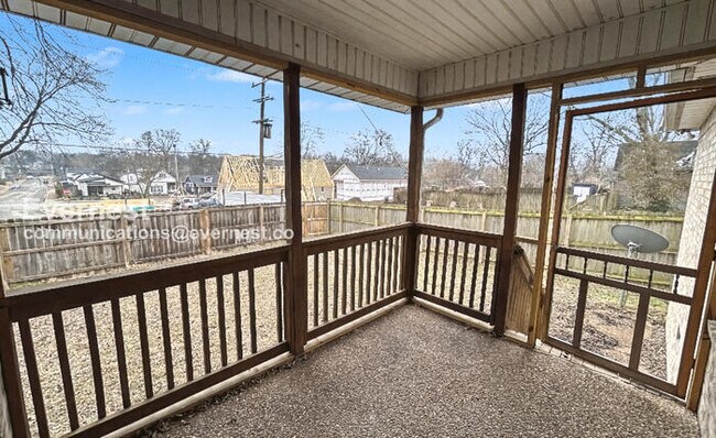 Building Photo - 3 Bed/2 Bath Home with Fenced Yard / Available Now!