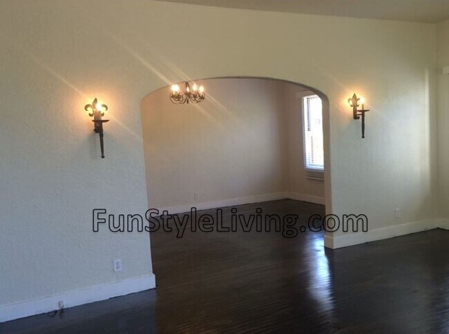 Building Photo - Charming Mediterranean Circa 1937 House