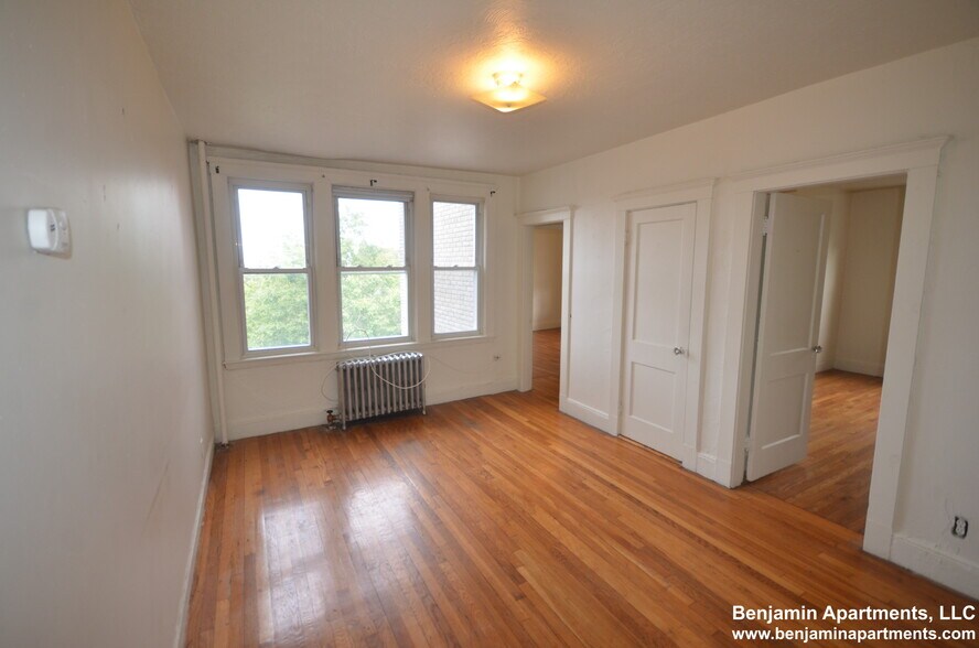 Building Photo - 1626 Comm.Ave Unit 12