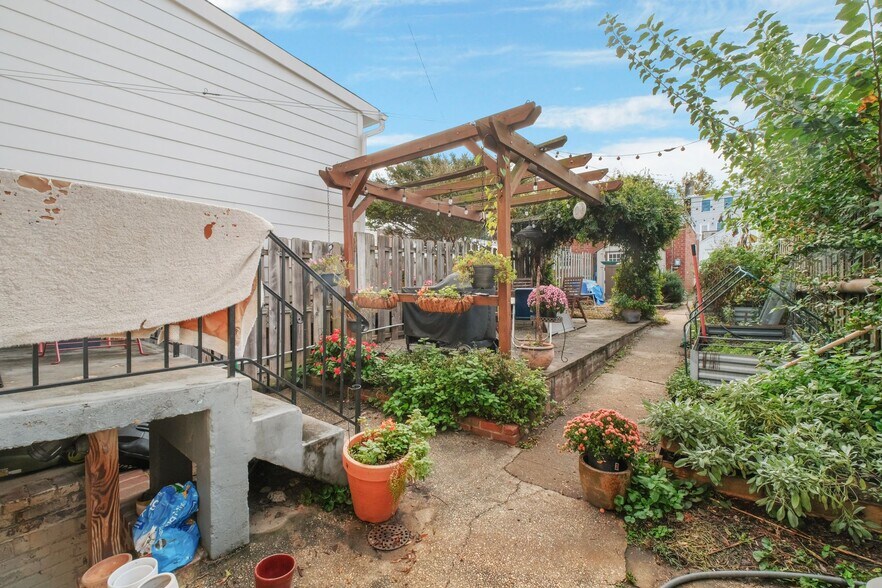 Building Photo - 318 Farragut St NW