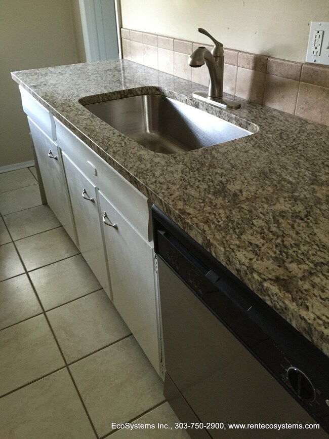 Building Photo - Top Floor Renovated 1 Bed/1 Bath Apartment in Victorian 4-Plex