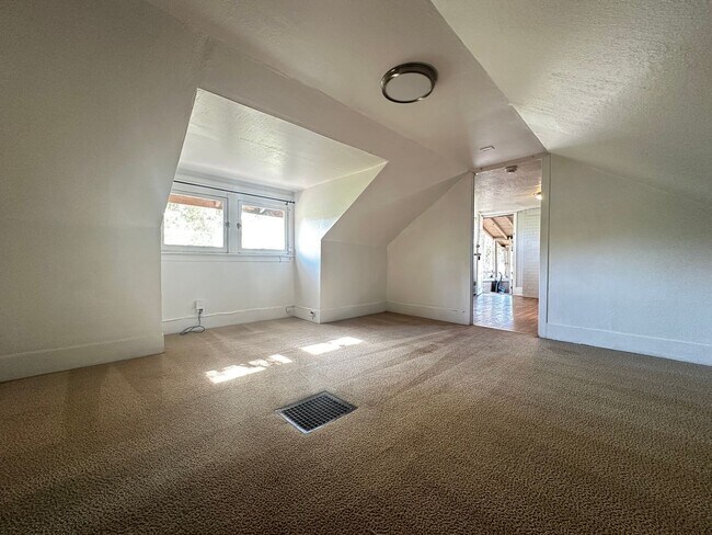 Building Photo - 740 E 800 S