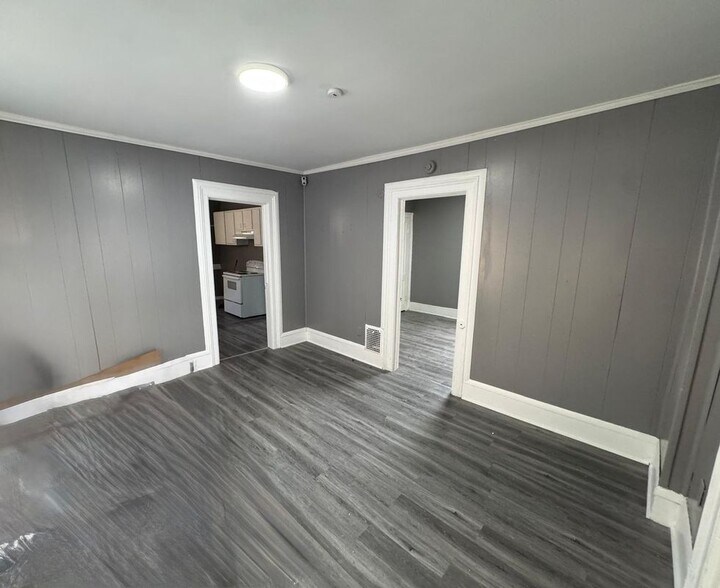 Building Photo - 114 S Carbon St