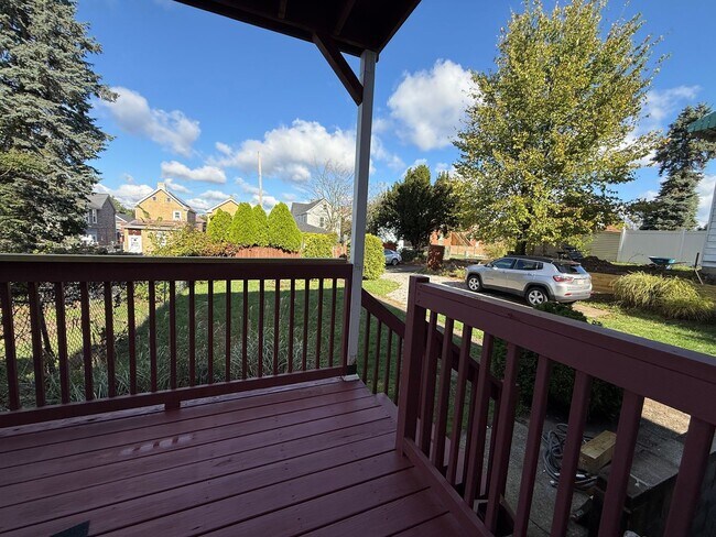 Building Photo - Updated 3BR 1.5 bath house with office/ of...