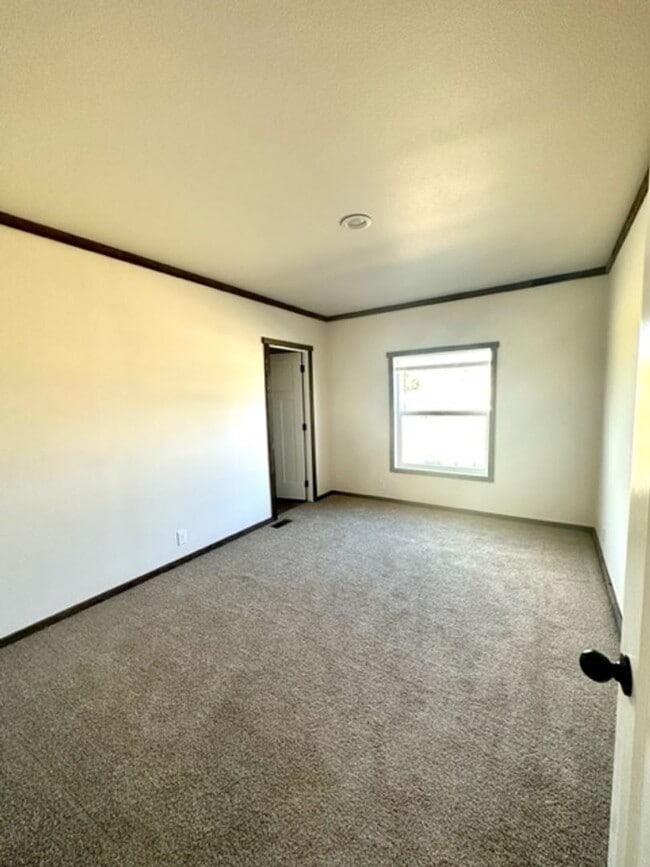 Building Photo - Stunning interior of this single level hom...
