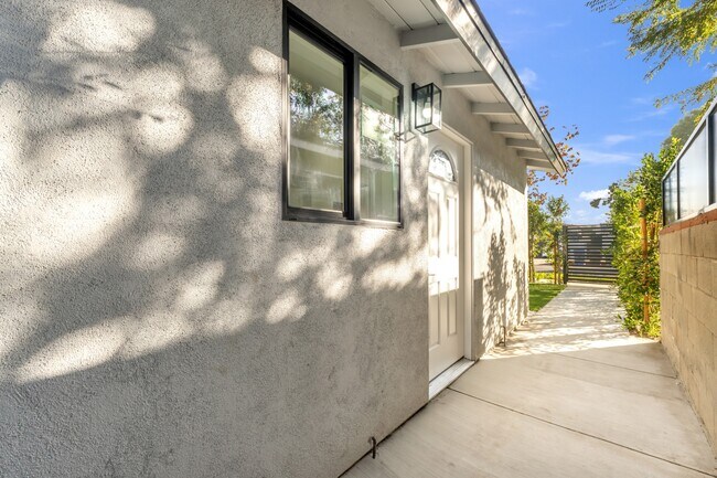 Building Photo - 14753 Hartland St