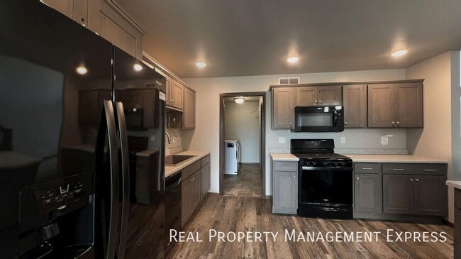Building Photo - Modern 3 Bed, 2.5 Bath with Loft | Located...