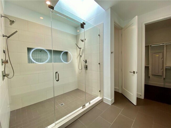 Building Photo - 1905 Riverview St