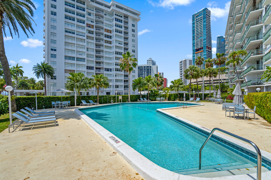 Building Photo - 1408 Brickell Bay Dr