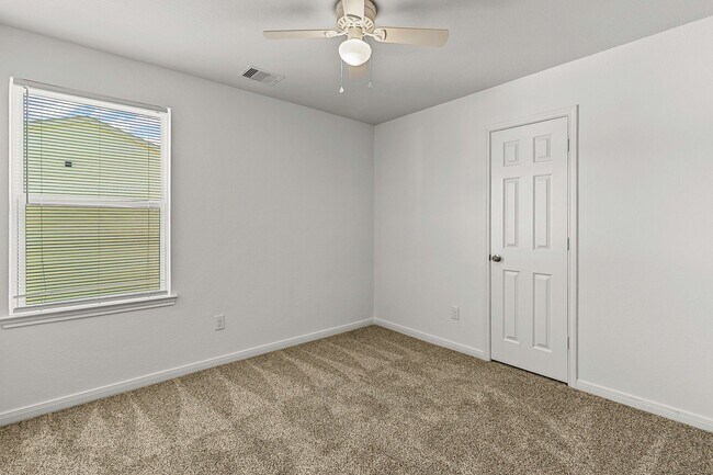 Building Photo - 169 Iris St