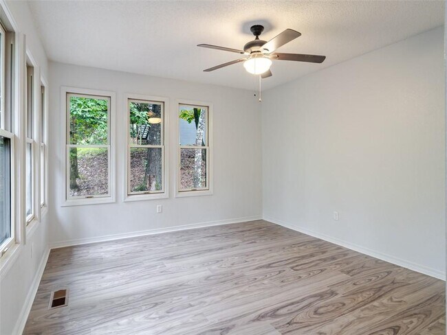 Building Photo - 40 Sandwick Dr