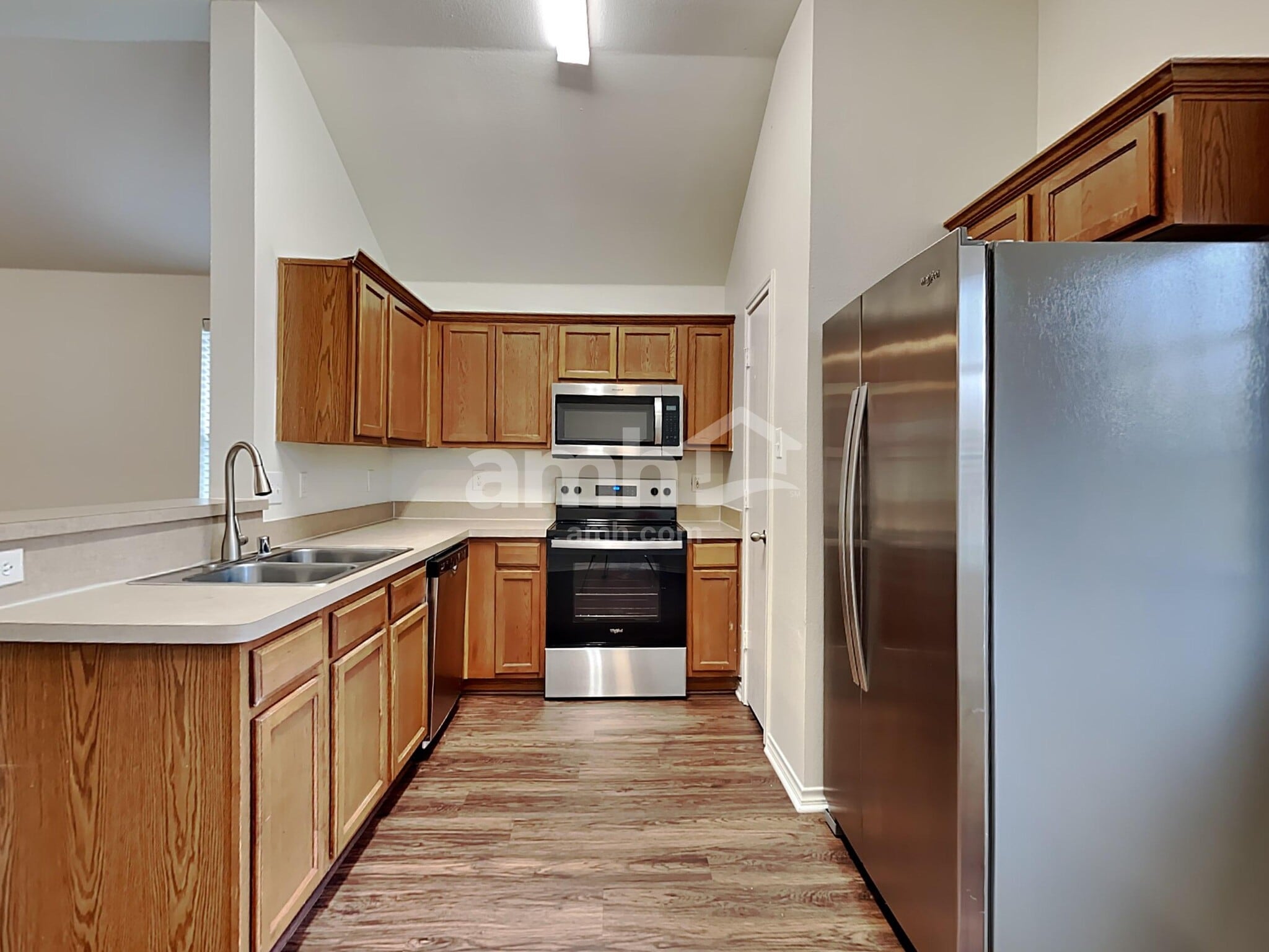 Building Photo - 3013 Lake Side Dr