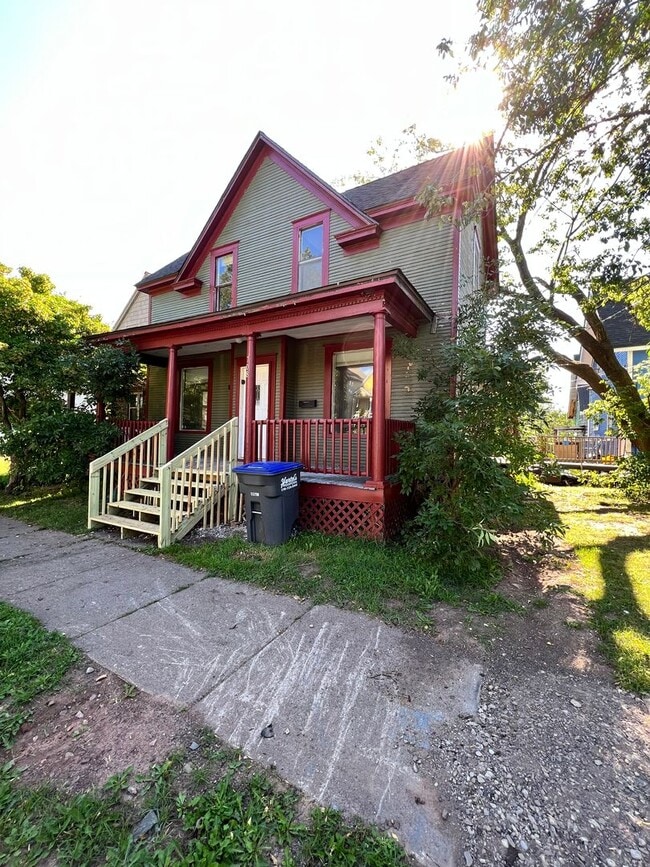 Building Photo - 708 E 6th St