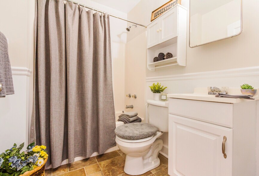 Building Photo - 1022B Druid Cir