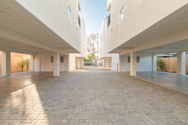 Building Photo - Two Bedroom Town Home-style Like Near NoHo Arts District
