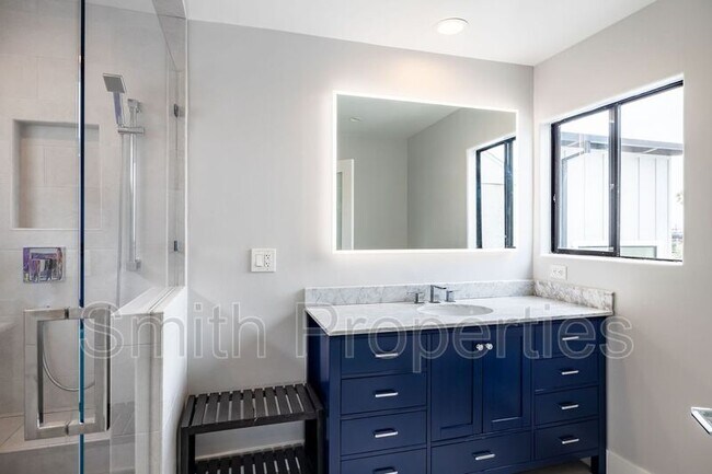 Building Photo - 604 N Irena Ave